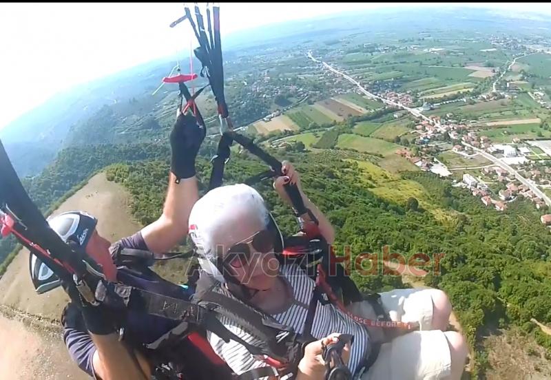 80lik teyze Serdivanda yamaç paraşütüyle uçtu