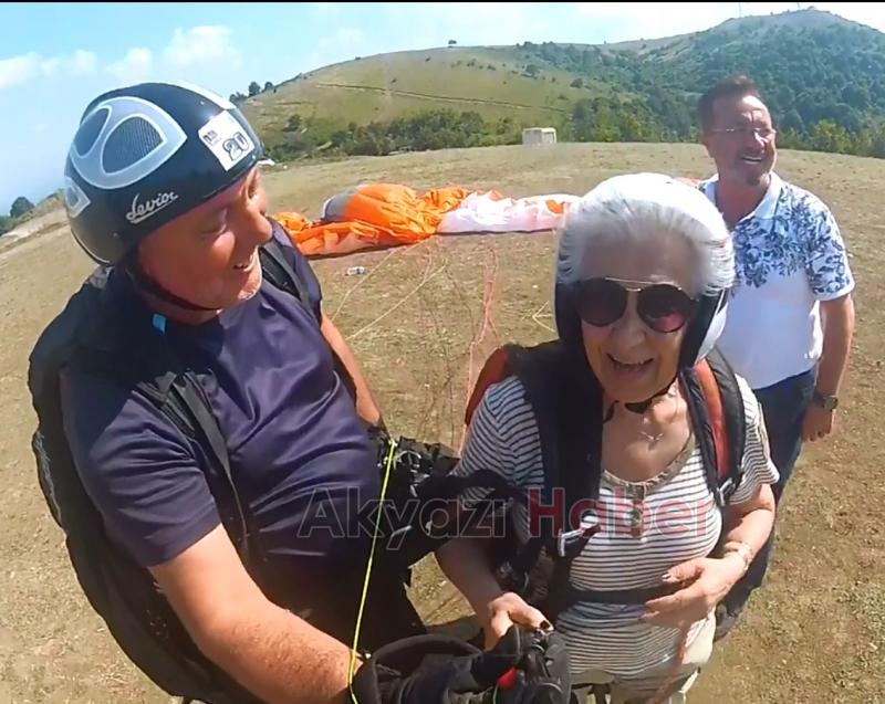 80lik teyze Serdivanda yamaç paraşütüyle uçtu