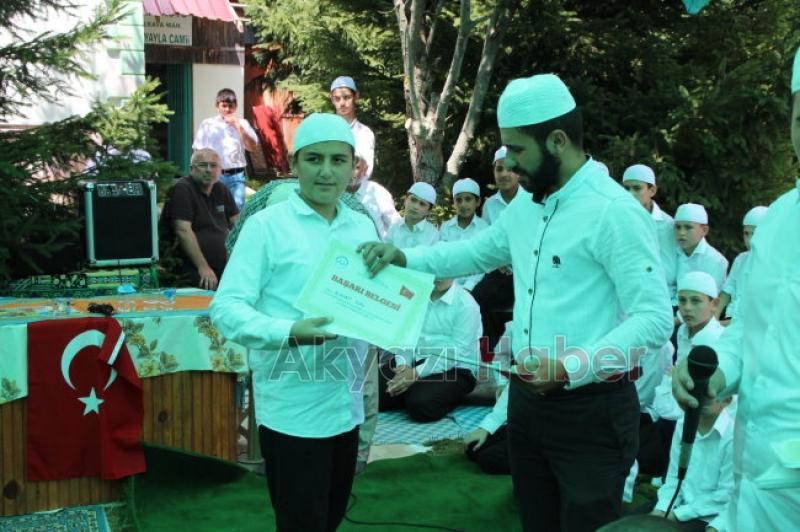 Acelle Yayla Kuran Kursunun düzenlemiş olduğu hatim cemiyeti davetlileri mest etti