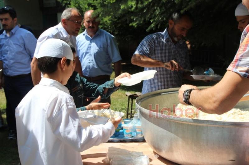 Acelle Yayla Kuran Kursunun düzenlemiş olduğu hatim cemiyeti davetlileri mest etti