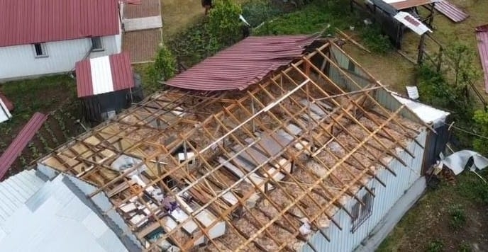 Acelle Yaylası’nda şiddetli rüzgar çatıları uçurdu