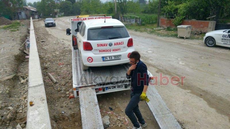 Açık Bırakılan Rögar Çukuruna Otomobil Düştü