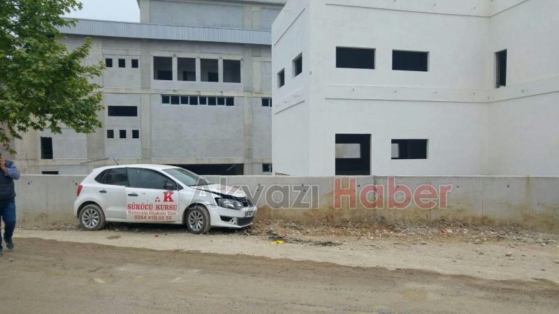 Açık Bırakılan Rögar Çukuruna Otomobil Düştü