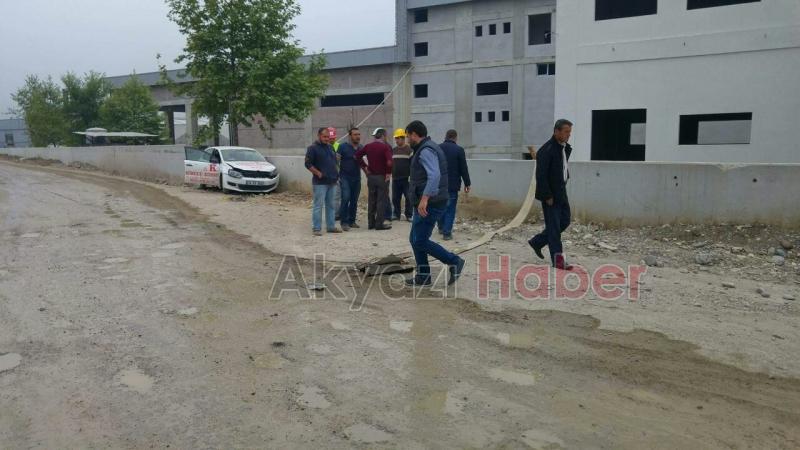 Açık Bırakılan Rögar Çukuruna Otomobil Düştü