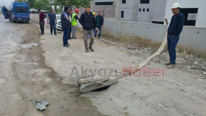 Açık Bırakılan Rögar Çukuruna Otomobil Düştü