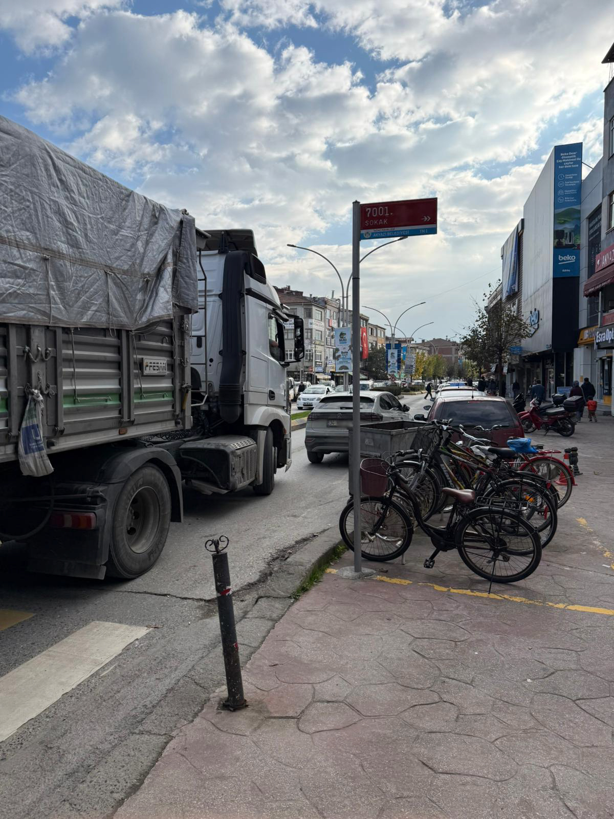 Ada Caddesinde ikinci sıra park trafiği kilitledi