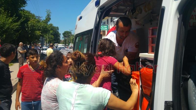  Otomobil Yoldan Karşıya Geçmek İsteyen Çocuklara Çarptı