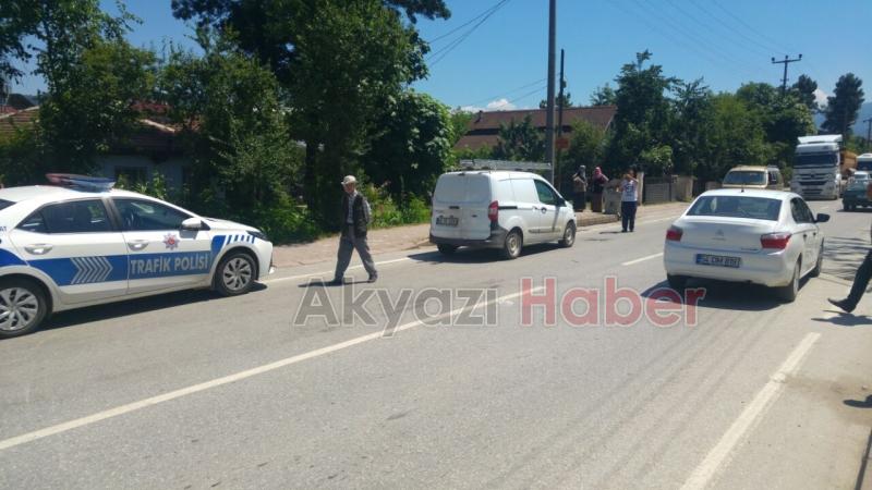  Otomobil Yoldan Karşıya Geçmek İsteyen Çocuklara Çarptı