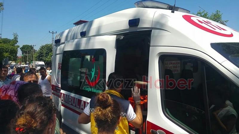  Otomobil Yoldan Karşıya Geçmek İsteyen Çocuklara Çarptı