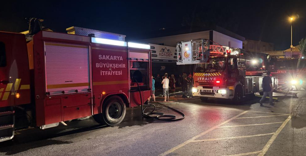 Adapazarı'nda 4 iş yeri yandı