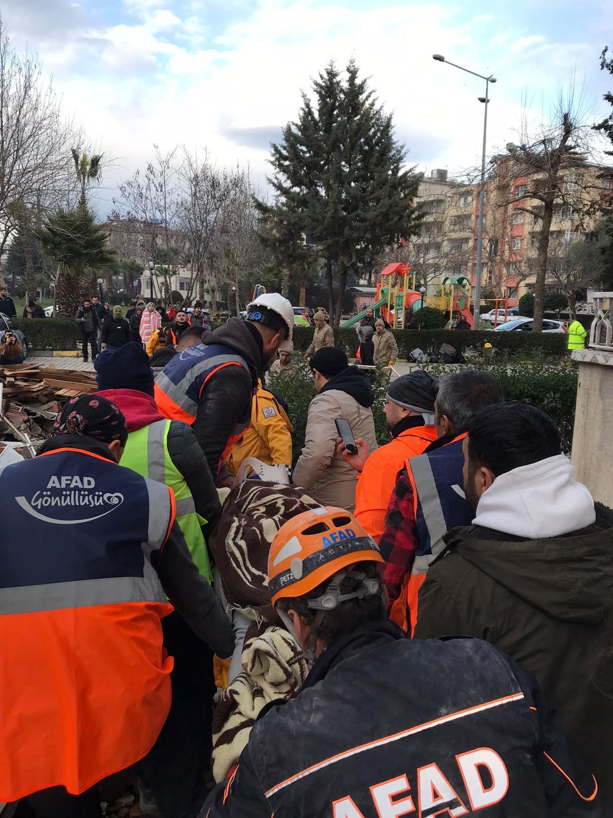 AFAD Gönüllüleri enkazdan kurtardıkları EDA'ya verdikleri sözü tuttu