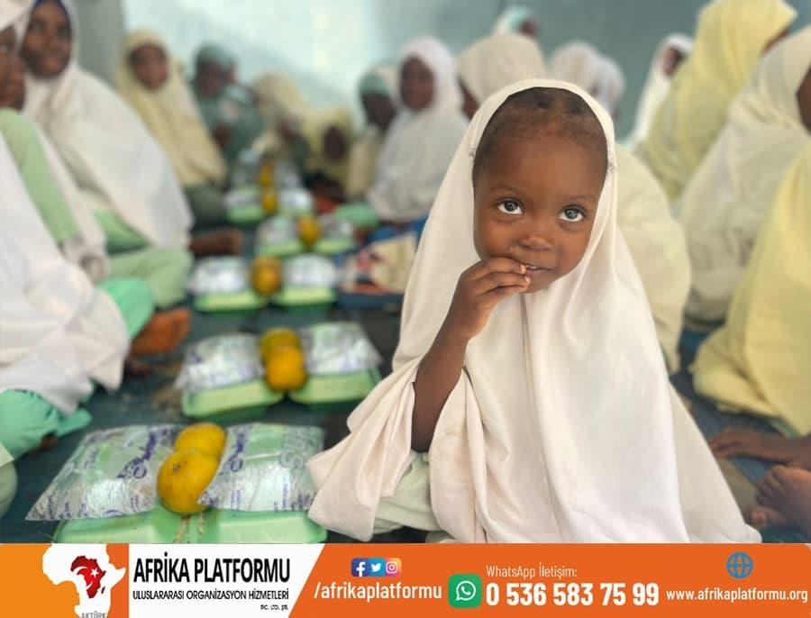 Afrika Platformu ile  Afrika’da Yemek Dağıtımı, Su Kuyusu Açılışları ve İnsani Yardımlar devam ediyor