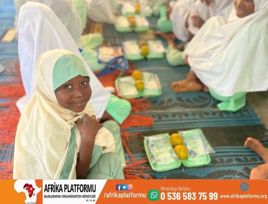 Afrika Platformu ile  Afrika’da Yemek Dağıtımı, Su Kuyusu Açılışları ve İnsani Yardımlar devam ediyor