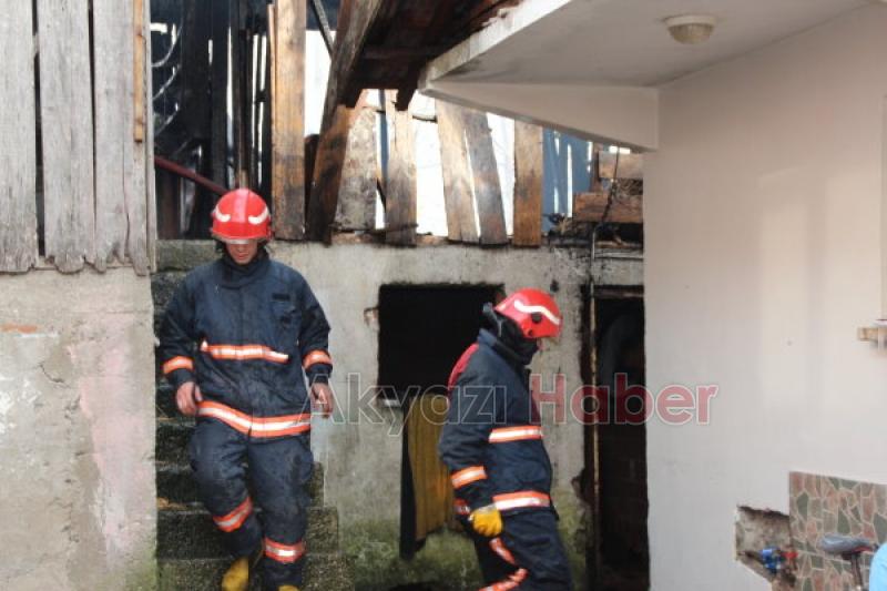 Ahır ve Samanlık Alev Alev Yandı