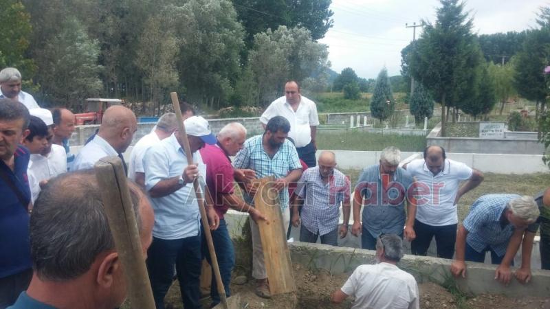 Ahmet Onat Defnedildi