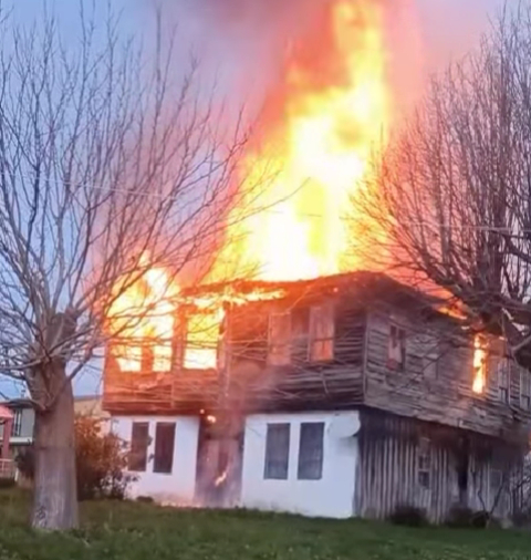 Ahşap ev alevlere teslim oldu