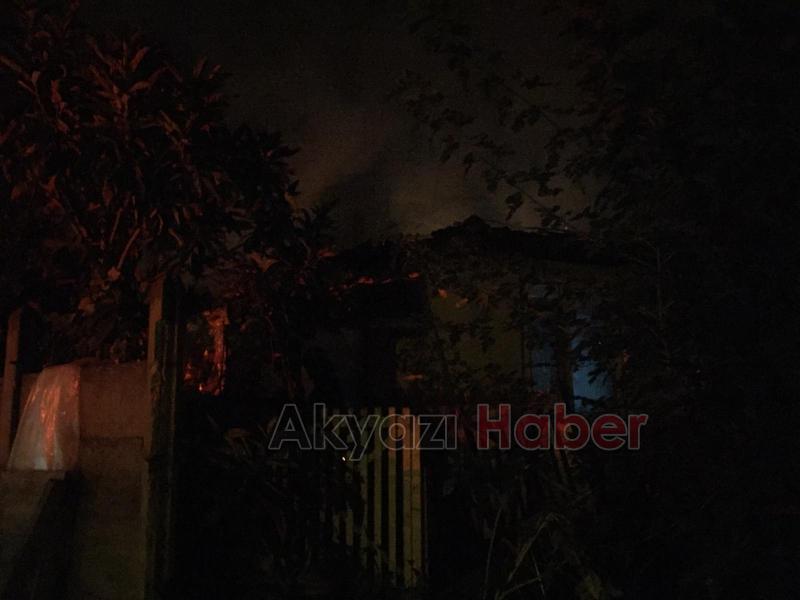 Ahşap iki ev alevlere teslim oldu