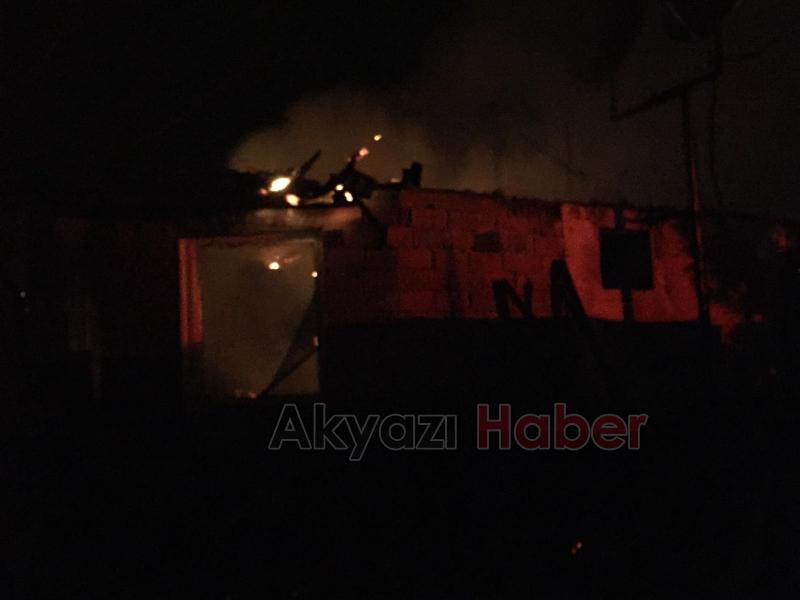 Ahşap iki ev alevlere teslim oldu