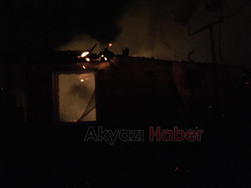 Ahşap iki ev alevlere teslim oldu