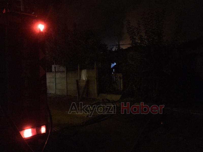 Ahşap iki ev alevlere teslim oldu