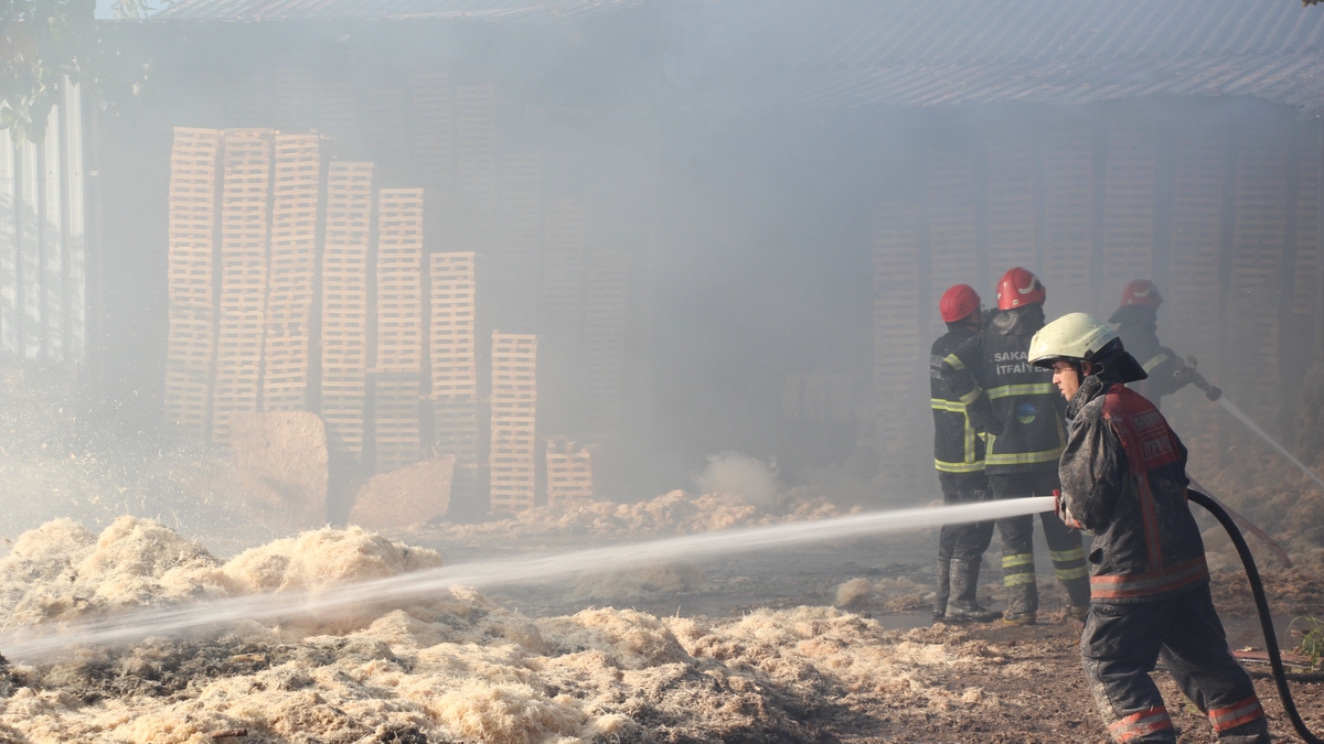 Ahşap sap İmalathanesinde Yangın Paniği!