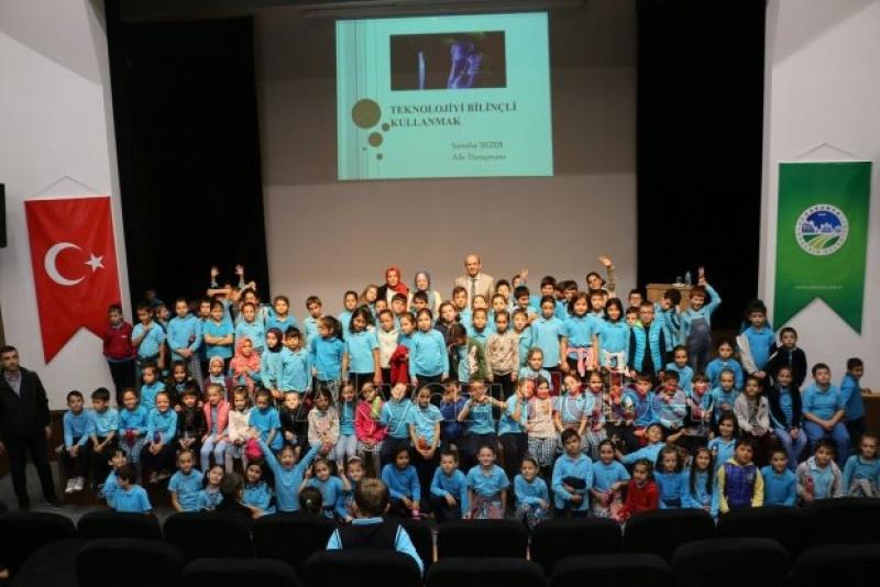 Ailelere teknoloji bağımlılığı anlatıldı  