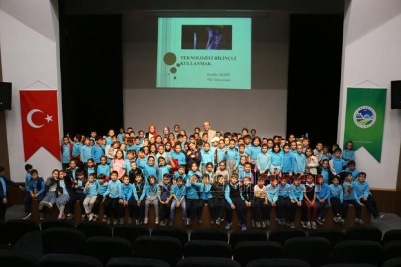 Ailelere teknoloji bağımlılığı anlatıldı  