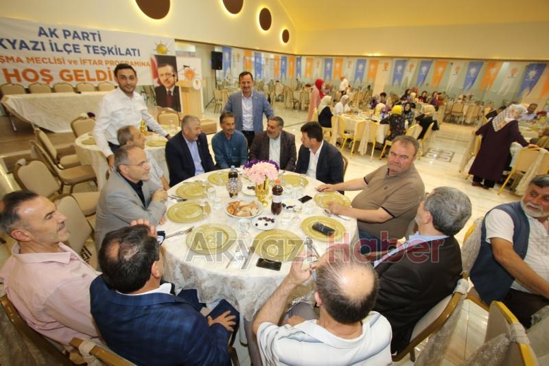 Ak Parti Akyazı İlçe Teşkilatı iftarda bir araya geldi