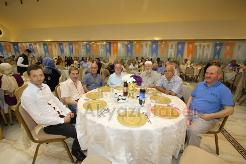 Ak Parti Akyazı İlçe Teşkilatı iftarda bir araya geldi