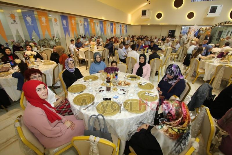 Ak Parti Akyazı İlçe Teşkilatı iftarda bir araya geldi