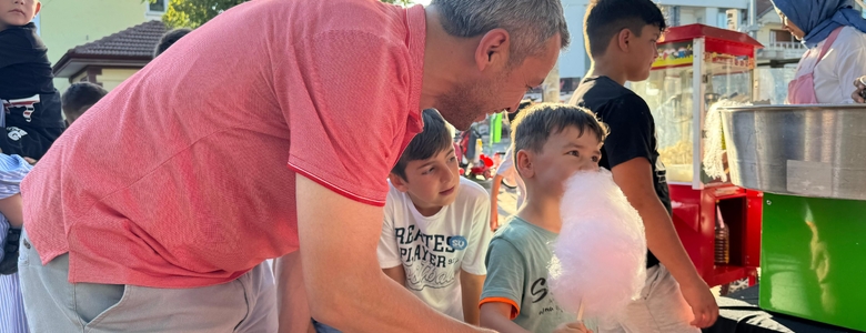 AK Parti Karapürçek İlçe Başkanı Çakırbaş, çocukların eğlencesine ortak oldu