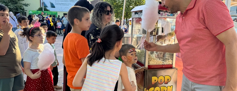 AK Parti Karapürçek İlçe Başkanı Çakırbaş, çocukların eğlencesine ortak oldu