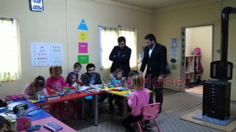 Ak Partili Gençler Öğrencilere Kitap Dağıttı