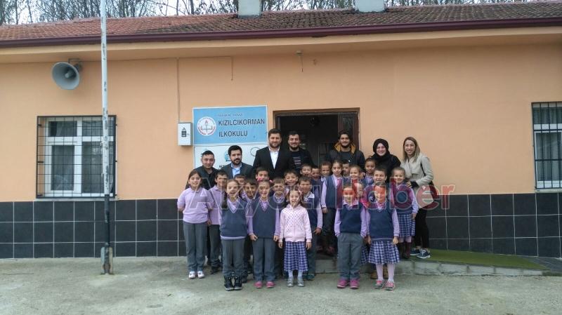 Ak Partili Gençler Öğrencilere Kitap Dağıttı