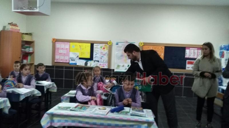 Ak Partili Gençler Öğrencilere Kitap Dağıttı