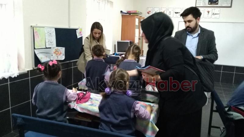 Ak Partili Gençler Öğrencilere Kitap Dağıttı