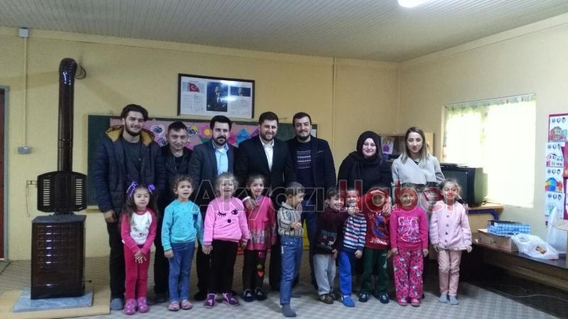 Ak Partili Gençler Öğrencilere Kitap Dağıttı