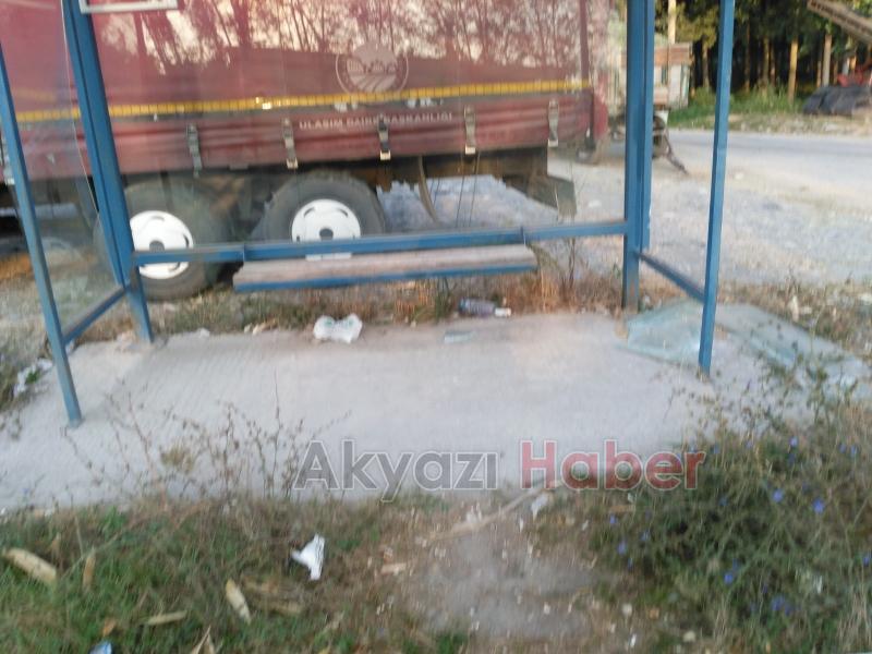   Aktarla Mahallesi’nde Duraklar Dökülüyor  