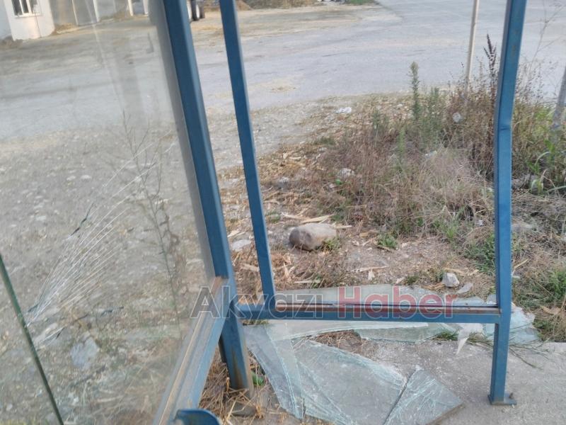   Aktarla Mahallesi’nde Duraklar Dökülüyor  