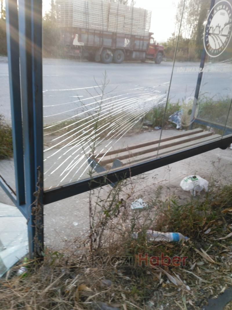   Aktarla Mahallesi’nde Duraklar Dökülüyor  