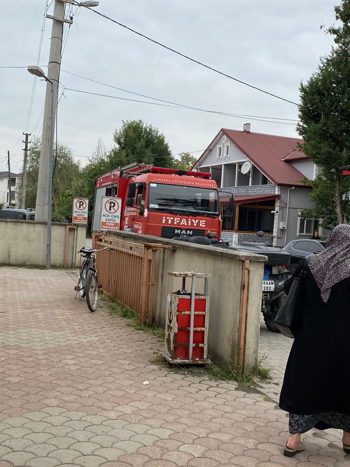 Akyazı 1 Nolu Sağlık Ocağı’nda Kedi Operasyonu: Arabadan Arabaya Kaçtı, Sonunda Doğaya Salındı!