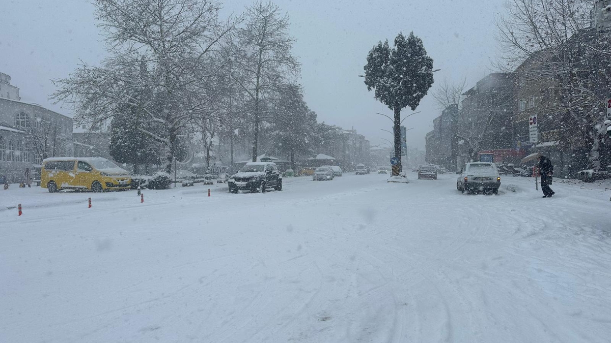 Akyazı 2026'ya karla uyandı