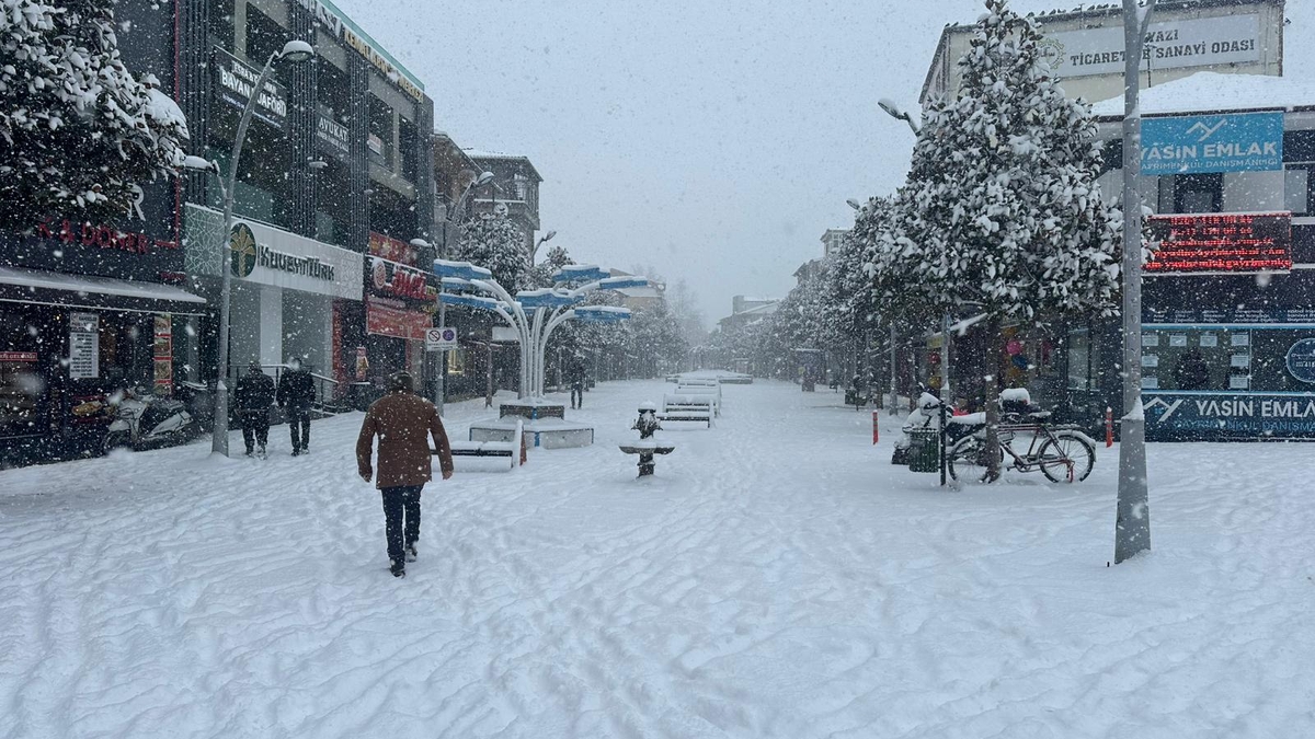 Akyazı 2026'ya karla uyandı