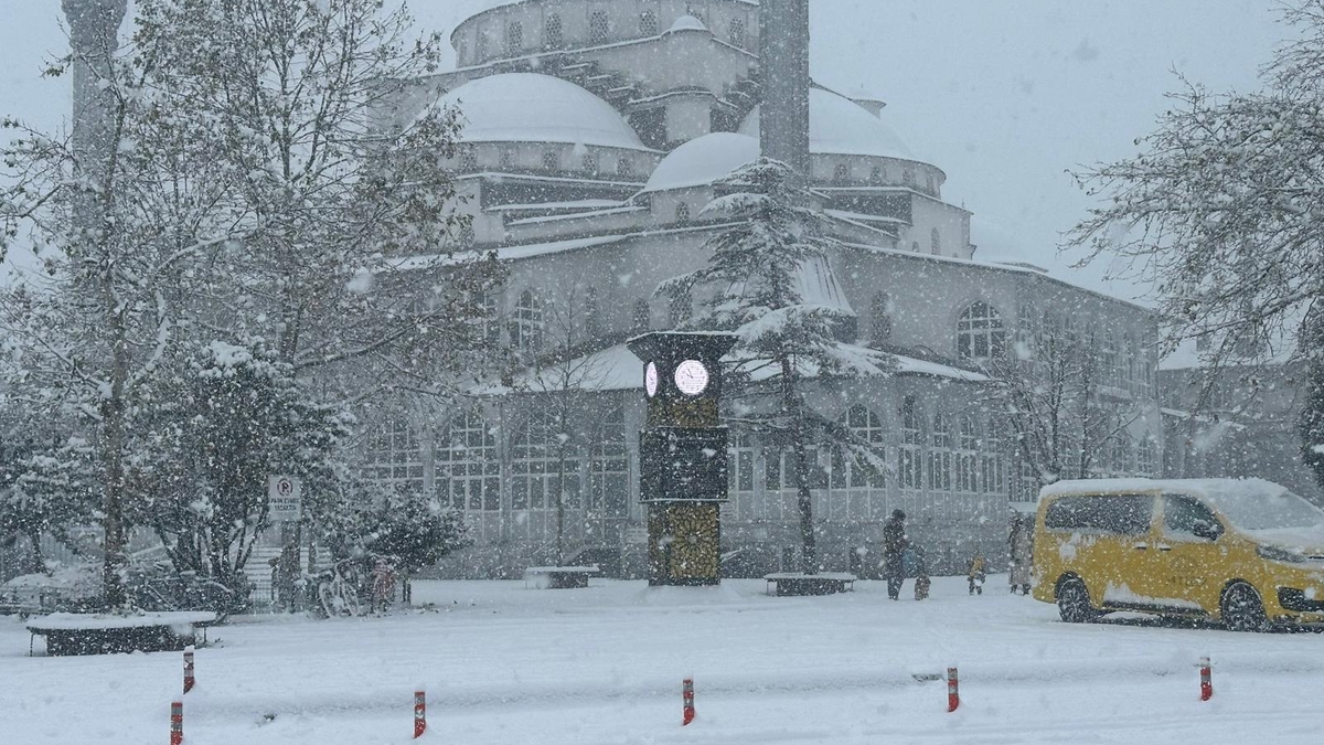 Akyazı 2026'ya karla uyandı