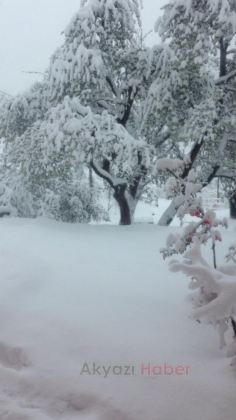 Akyazı 23 Nisana Karla Uyandı