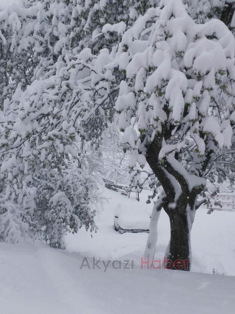 Akyazı 23 Nisana Karla Uyandı