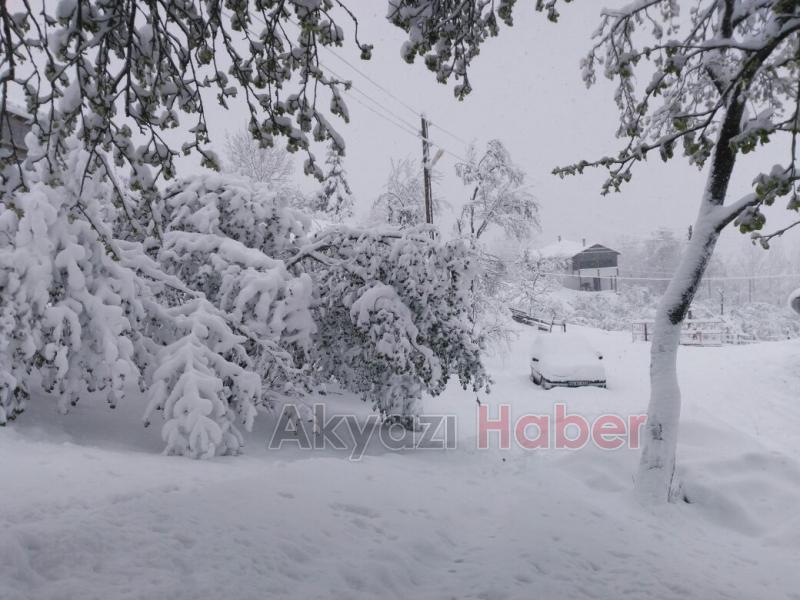 Akyazı 23 Nisana Karla Uyandı
