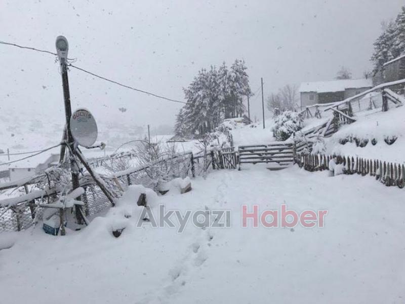 Akyazı 23 Nisana Karla Uyandı