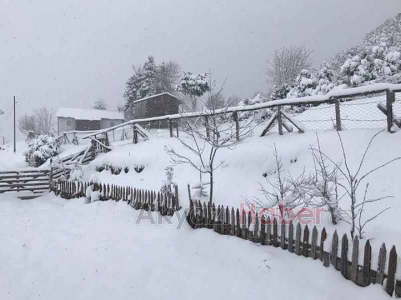 Akyazı 23 Nisana Karla Uyandı