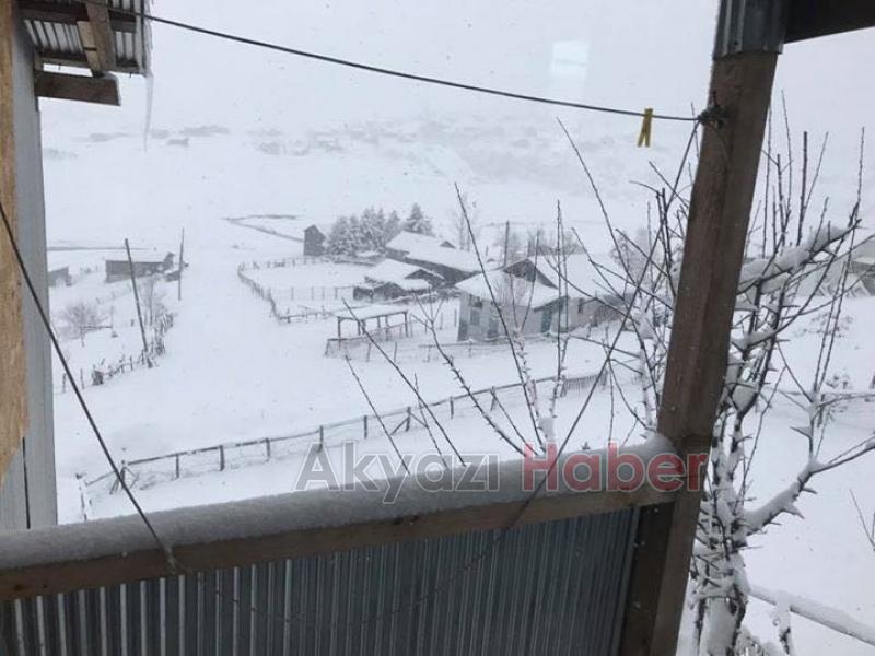 Akyazı 23 Nisana Karla Uyandı